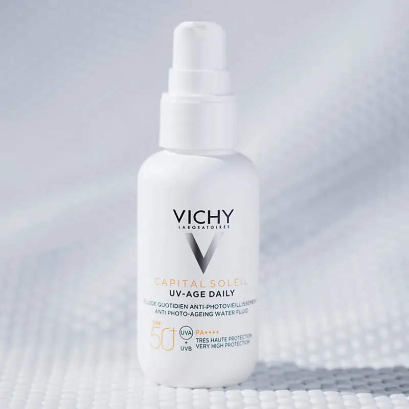 Capital Soleil UV-Age Daily fényvédő fluid photo-aging ellen SPF 50+ (40 ml) - Lejárat: 2026.12.